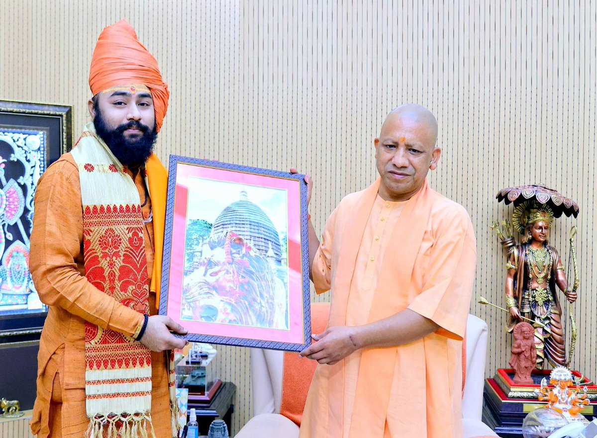 mahant_sumer's tweet photo. 🙏🏻🌷🔱ॐ नमो नारायणाय🔱🌷🙏🏻
 
आज लखनऊ स्थित प्रदेश के माननीय मुख्यमंत्री परम पूज्य गोरक्षपीठाधीश्वर मंहत श्री योगी आदित्यनाथ जी महाराज से उनके आवास पर मुलाकात किए। 
#YogiAdityanath
#भारतमाताकीजय🇮🇳🙏🏻 https://t.co/diCWpRvyQH
