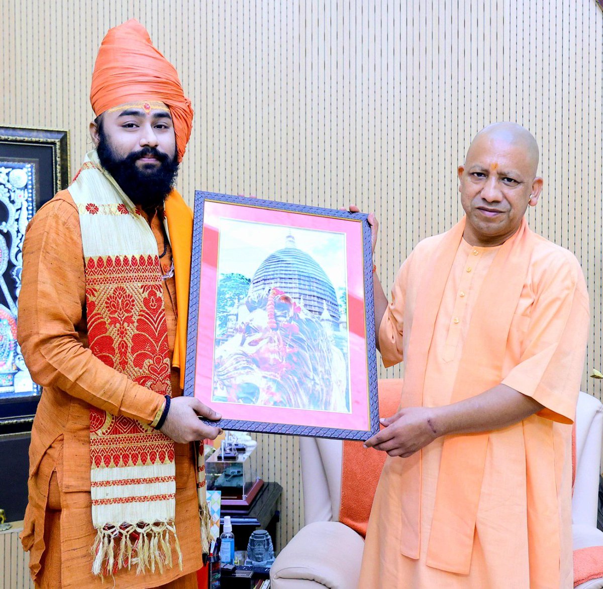 mahant_sumer's tweet photo. 🙏🏻🌷🔱ॐ नमो नारायणाय🔱🌷🙏🏻
 
आज लखनऊ स्थित प्रदेश के माननीय मुख्यमंत्री परम पूज्य गोरक्षपीठाधीश्वर मंहत श्री योगी आदित्यनाथ जी महाराज से उनके आवास पर मुलाकात किए। 
#YogiAdityanath
#भारतमाताकीजय🇮🇳🙏🏻 https://t.co/diCWpRvyQH