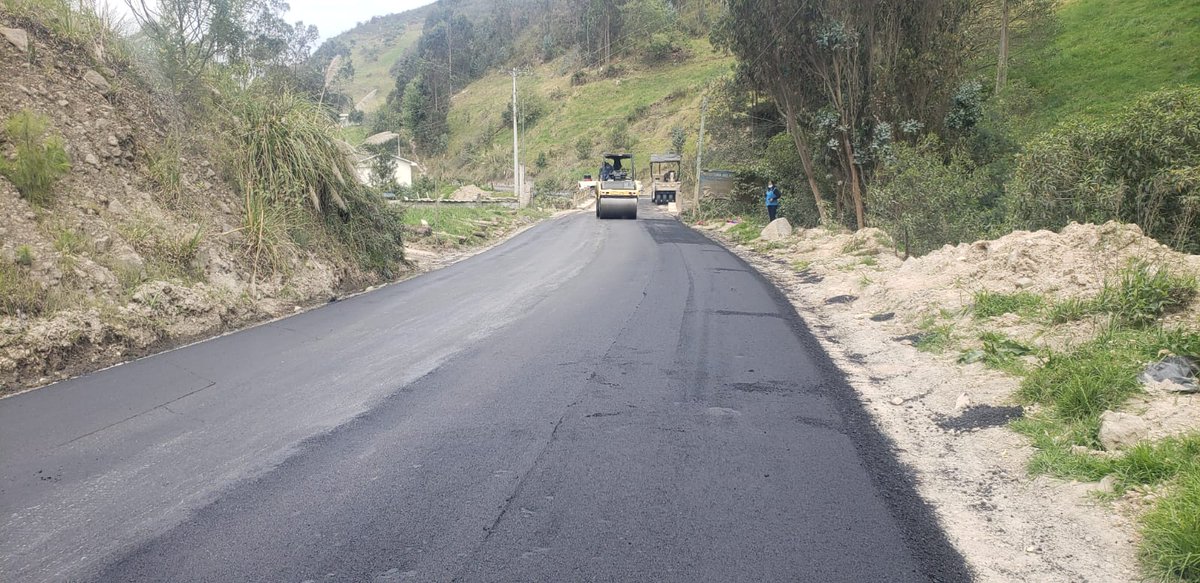 EpAsfaltar's tweet image. ¡Contribuimos al desarrollo del #Azuay!
Culminamos el mejoramiento de la vía puente de Viola-centro de Jima.
Esta floreciente parroquia del cantón #Sígsig se caracteriza por su vocación agrícola, ganadera y por sus atractivos turísticos.