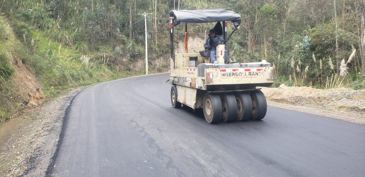 EpAsfaltar's tweet image. ¡Contribuimos al desarrollo del #Azuay!
Culminamos el mejoramiento de la vía puente de Viola-centro de Jima.
Esta floreciente parroquia del cantón #Sígsig se caracteriza por su vocación agrícola, ganadera y por sus atractivos turísticos.