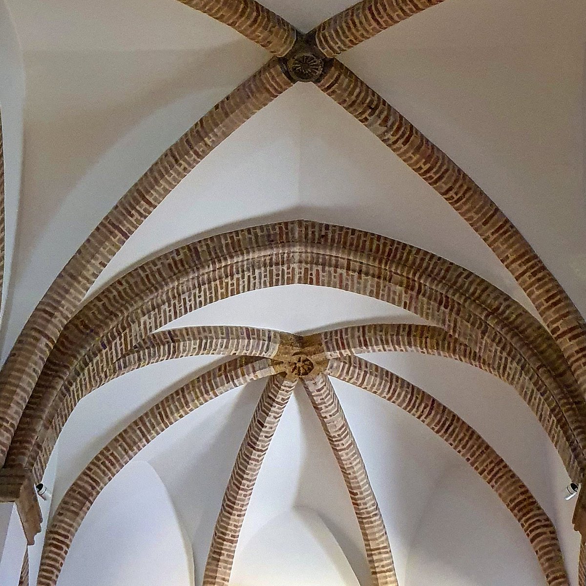 MedHisp's tweet photo. Nervios de ladrillo. Mudéjar sevillano. Santa Catalina https://t.co/FHKSRnKUqe