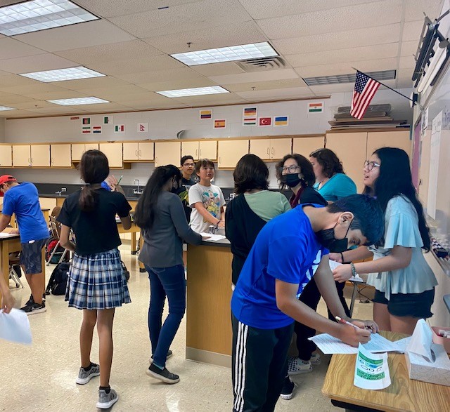 FCPSFranklinMS's tweet photo. It has been an amazing first two weeks at FMS! Our students have been building classroom communities and got back in the library with Mrs. Ruffle. Have a great long weekend Falcons! #FMScommunity https://t.co/v70E09RZ9B