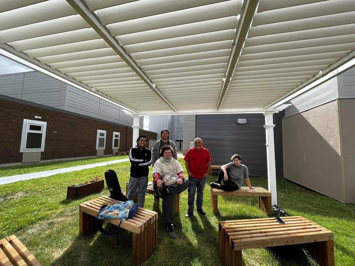 Cloudyโ๏ธ๐
ผ๐
ธ๐
ถ๐๐
ด๐
ป (@cloudymiguel) on Twitter photo Taking advantage of the outside classroom with these Grade 12 tech students!   <a href="/CompMinerTweets/">Composite High</a> Taking advantage of the outside classroom with these Grade 12 tech students!   <a href="/CompMinerTweets/">Composite High</a>