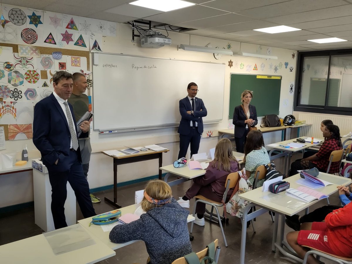 DSDEN05's tweet photo. #Rentree2022
Catherine Albaric-Delpech #DASEN05, l'IEN et le Maire de #Briançon étaient avec les élèves de 6ème du collège Les Garcins de Briançon, qui faisaient leur rentrée ce 1er septembre 2022 :
👉Découverte du collège et de l'association sportive. https://t.co/IR4OC3HORz