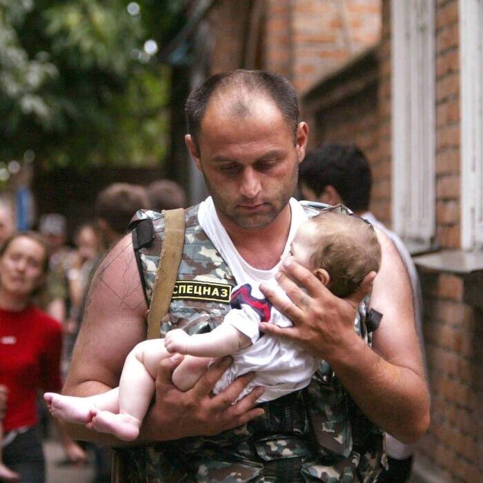 ukhta345's tweet photo. На первом фото -Эльбрус Гогичаев выносит 6-месячную Алёну Цкаеву во время теракта в Беслане, в тот день у неё погибли мама и сестра. Второе фото -спустя 16 лет Алёна пригласила на свой последний звонок своего спасителя. И конечно же, Эльбрус пришёл. https://t.co/F2hyMiirDw