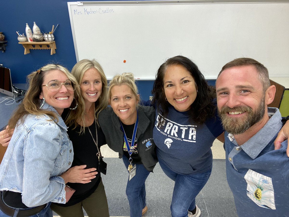 c_obrienmase's tweet photo. We are ready! Bring on the students! We are going to draw, paint, sculpt and photograph stuff! The SHS ART team 😃📷 🎨🖼🖌 https://t.co/LWqkVXFxFu