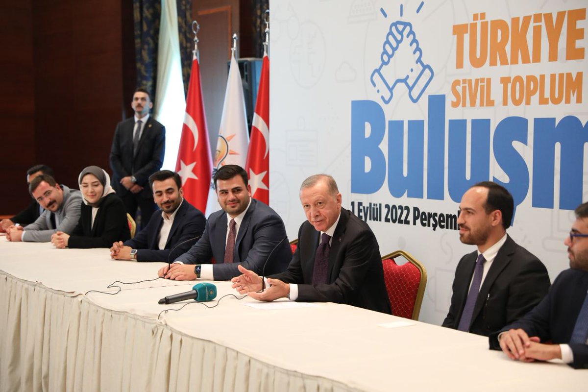 RTErdogan's tweet photo. AK Parti Gençlik Kollarımızın ev sahipliğinde Türkiye Gençlik STK’ları buluşmasına katılarak genç temsilcilerimizin görüşlerini dinledim. 

Partimizi teşrif eden tüm gençlerimize teşekkür ediyor, her bir genç kardeşime başarılar diliyorum. https://t.co/qWMsLehj3G