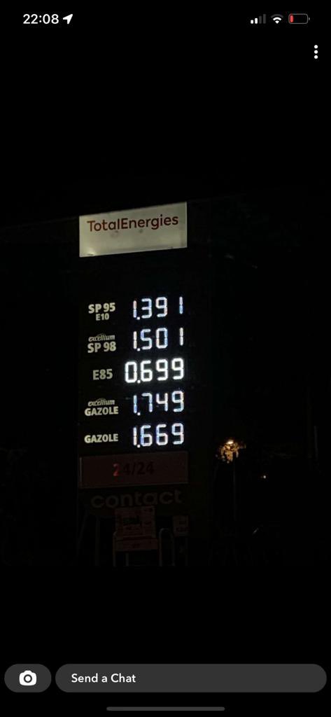 French petrol and diesel prices are dropping fast after the French government reduced their tax take twice over recent weeks.
A friend just sent me this photo showing what price fuel is tonight in Nice. For reference, €1.39 for 95 is £1.21/litre..