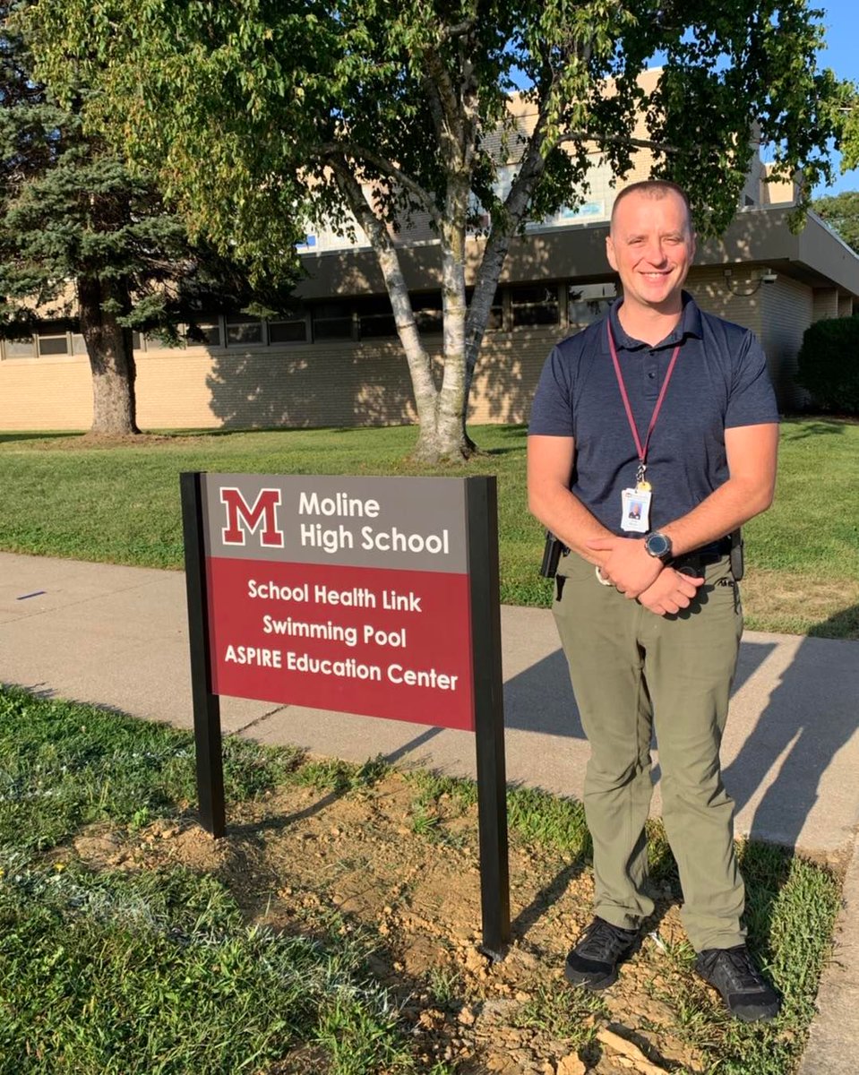 MolineCVSchools's tweet photo. Thank you to @MolinePolice &amp; the Liaison officers who are serving at our schools! We welcome these familiar, friendly faces again this school year.  We appreciate all they do to help ensure that our students have a stress-free &amp; safe learning environment. 
#molinepride https://t.co/RLFSTsSsx3