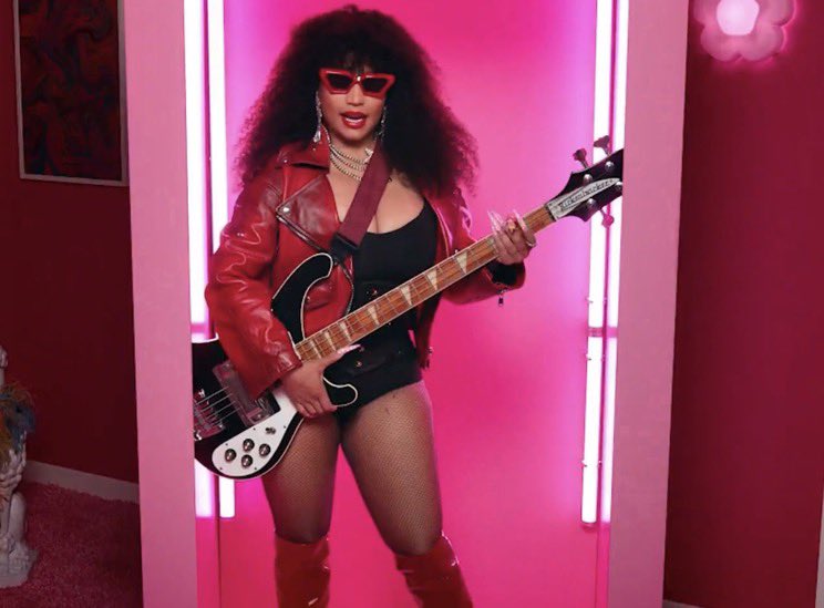 testdriverxd's tweet image. WHY IS SHE SERVING ??