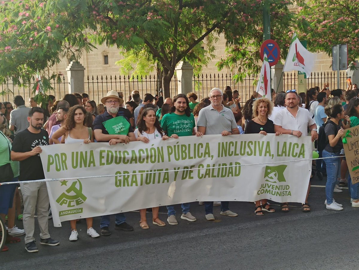 mahare1921's tweet photo. Hoy comienza un nuevo curso escolar y la Comunidad educativa se ha concentrado en favor de unos de los pilares del Estado del bienestar: la educación, pública, laica y de calidad.
🔹Bajada de ratio
🔹Stop cierre de líneas 
🔹 Estabilidad interna
🔹Refuerzos estructurales https://t.co/P6N03vY49E
