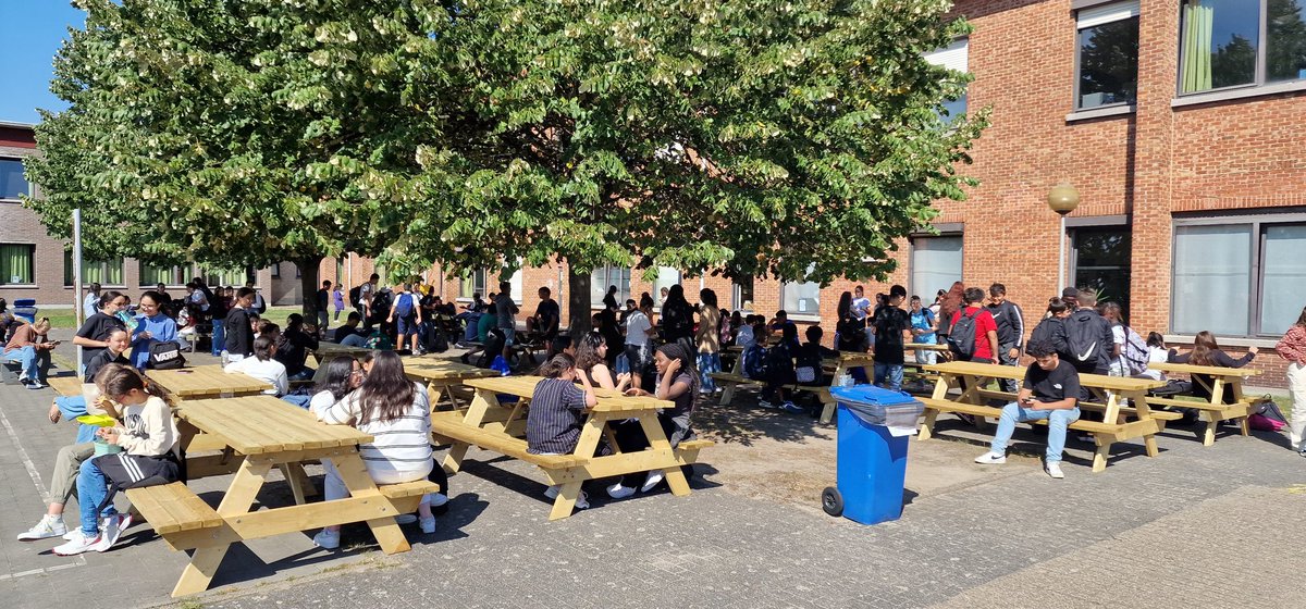 AtheneumMXM's tweet image. Team T-shirts op een zonovergoten opstartdag op onze school. We gaan naar ruim 560 leerlingen. #samenschoolmaken #samenlerensamenleven @GO_onderwijs @GOinAntwerpen