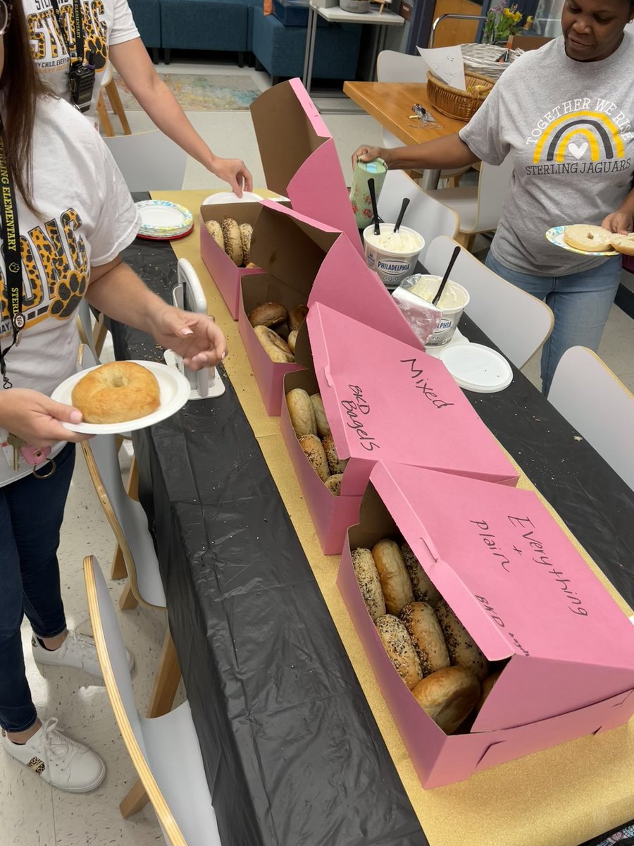 snacks are my love language 😋🥯🥨🍫🥰 
grateful for kind coworkers and yummy treats to brighten the week!
