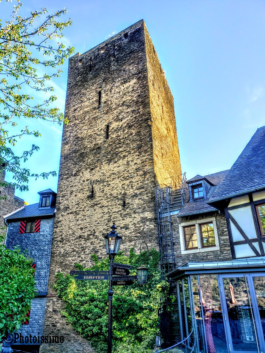 photoissimo's tweet photo. "A Castle and a Tower" Everywhere you look is medieval history.
Many of my photographs are available for purchase. Please see the link in my bio for my website.
#photography #art #tower #castle #castletower #castlephotography #germany #lamppost #medieval #rhine #atmosphere https://t.co/64mVd4353r