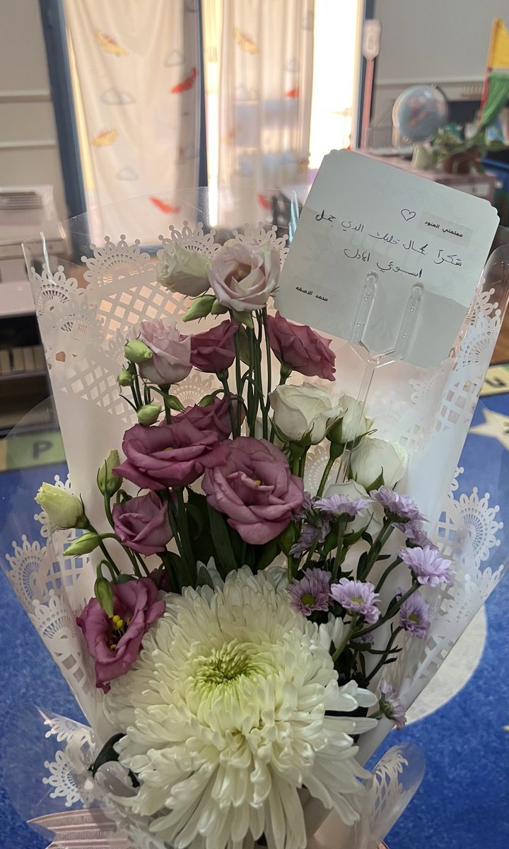 الحمدلله أسبوع حافل بالانجازات 🤩 ونهاية اسبوع طويل ومرهق يجيني ورد من طفل وامه لطيفين ♥️♥️ #اسبوع_التمهيدي