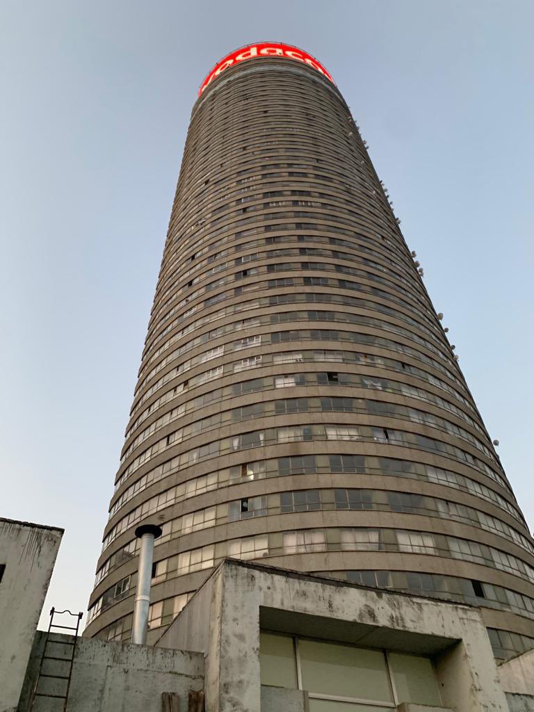 DeonCoetzee18's tweet photo. Very nice bike ride to one of Jozi’s most iconic buildings. Drinks and food on the 51st floor. #bmwgs https://t.co/qgubGNT9sM