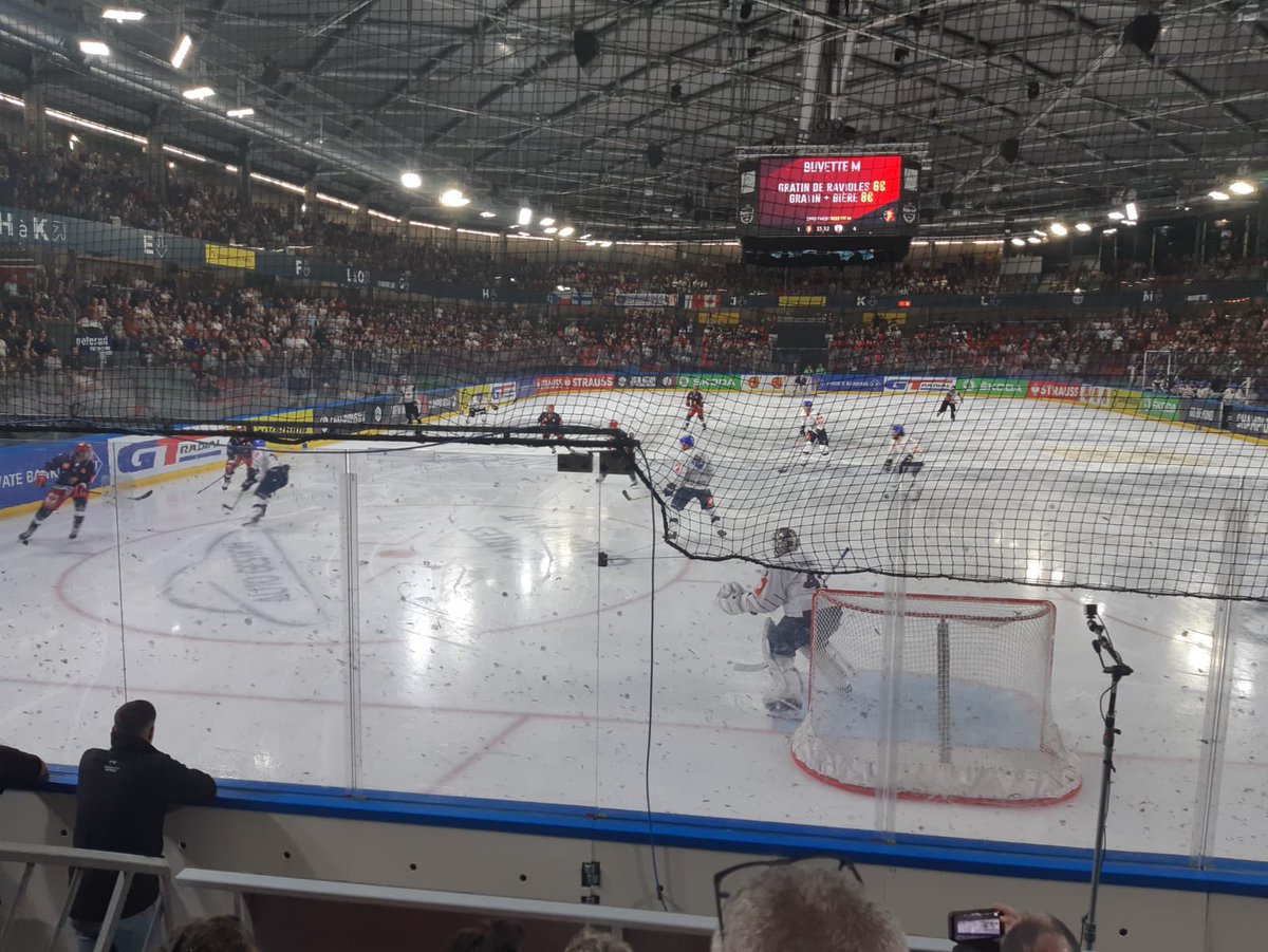 yaquelesimbecil's tweet photo. #Grenoble #Berlin 2 - 8 #chl #hockey 
Les brûleurs de Loup 🐺 en difficulté mais un beau match https://t.co/xBMkgJhf4U