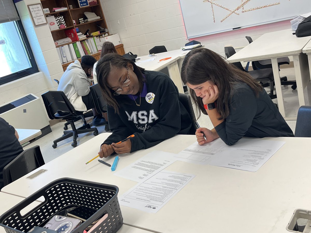 MrsH_Pierre's tweet photo. When students can successfully discuss, analyze, and critic resumes and cover letters - you know it’ll be a good day. #becausewerewest #thisishowwedoit https://t.co/ewPDJXVA9I
