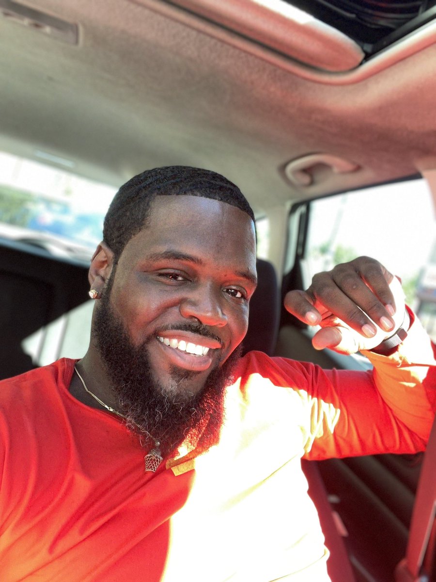 SL__Senpai's tweet photo. Gotta have confidence when ya pigment is darker than others #SlavyLogic #ColegateSmile #MillionDollarSmile #ShopSL #Explore #TeamDarkSkin https://t.co/nE2zdurYij