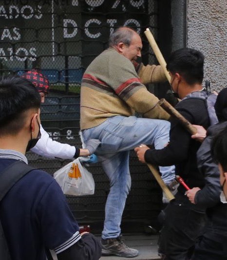 DRESTRUM__Pl's tweet photo. Acá se observa que, además de pegarle con palos al caballero del rechazo, los zurdos le roban la billetera, porque la orden de Guillermo Teillier es que les peguen y roben el carnet para que no voten. https://t.co/1hWB4h5z6A