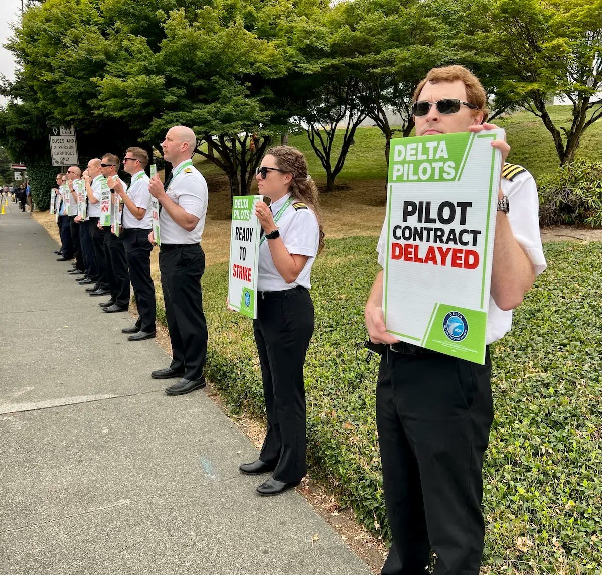 Delta_Pilots's tweet photo. Our last stop is at @flySEA. @Delta_Pilots have picketed today to show @Delta that slow-moving contract negotiations cannot continue. The Delta pilots have earned an industry-leading contract.
#DeltaPilots #ALPAPilots #DeltaPilotContractNow #SEA https://t.co/wqsN4bZH6A