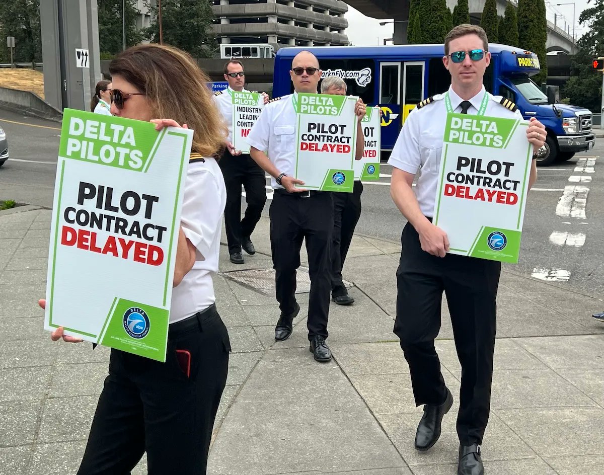 Delta_Pilots's tweet photo. Our last stop is at @flySEA. @Delta_Pilots have picketed today to show @Delta that slow-moving contract negotiations cannot continue. The Delta pilots have earned an industry-leading contract.
#DeltaPilots #ALPAPilots #DeltaPilotContractNow #SEA https://t.co/wqsN4bZH6A