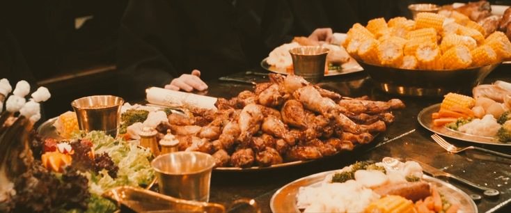 HxppyHufflepuff's tweet photo. - ยกComida! - Repitiรณ la docente al escuchar a la joven cuando pasaba cerca de las mesas.
Con una chasquido varios platos colmados salieron volando para ubicarse al alcance de la bruja y disfrutase de los manjares.
#BackToHogwartsTime https://t.co/hpIGWceO8z
