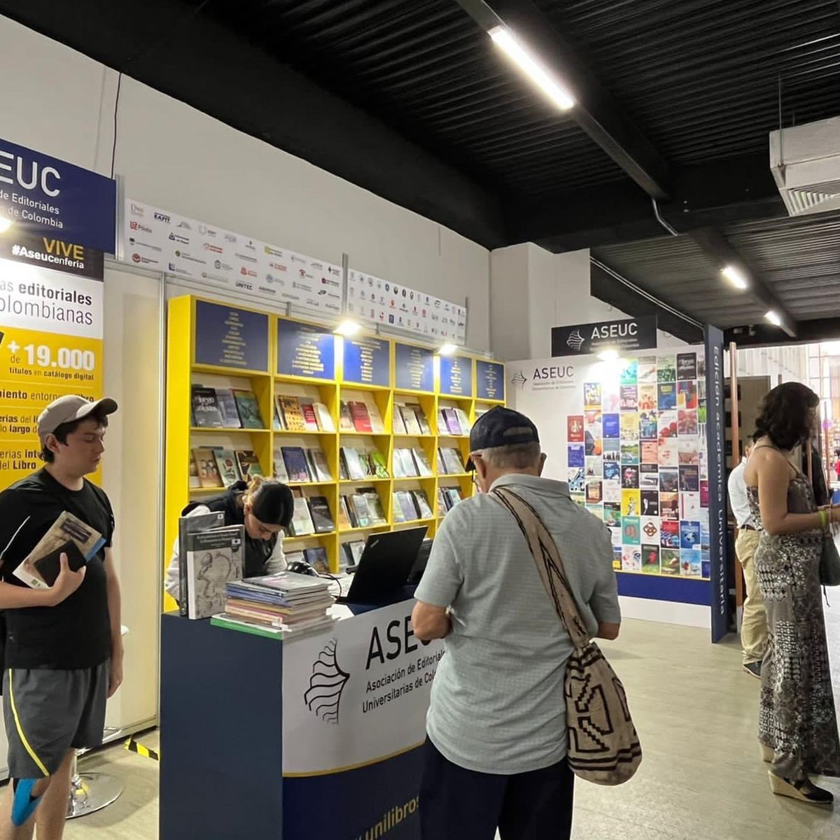 EdiUnisalle's tweet photo. Ediciones Unisalle presente en @Ulibro por medio de @Aseuc_Colombia 🥰. Recuerda que la feria es hasta el 4 de septiembre, te esperamos✨. #feriadellibro #bucaramanga #libros #aseuc #edicionesunisalle #lasalle #editoriales https://t.co/EoSmCGDQHQ