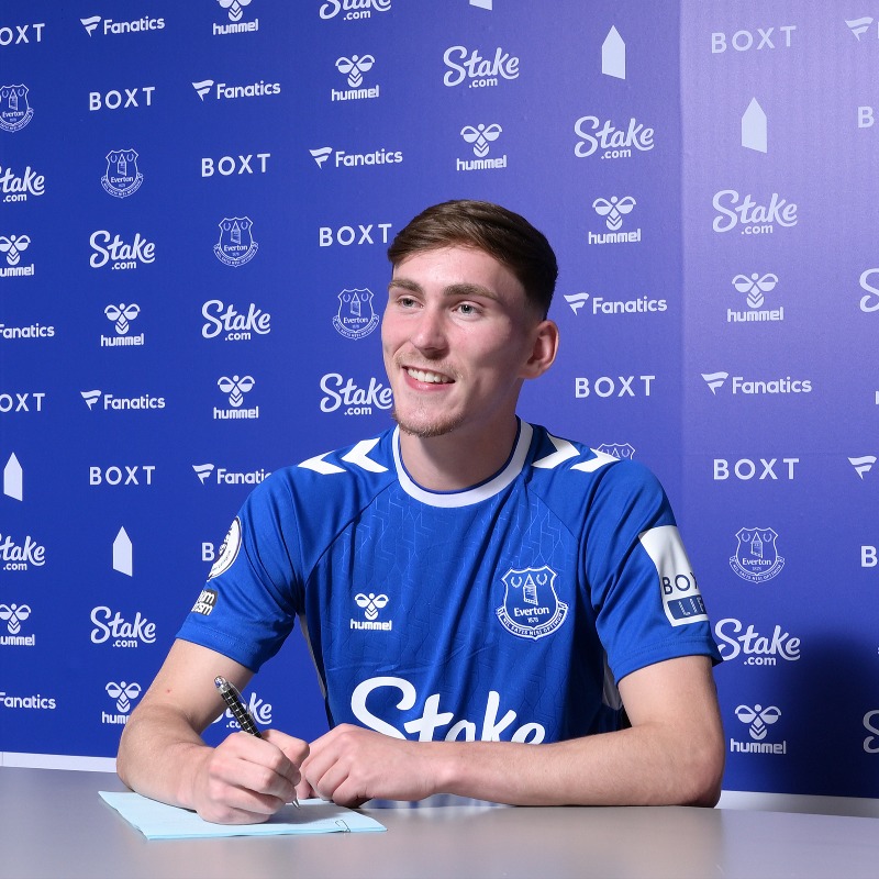 Everton's tweet photo. ✍️ | James Garner has signed for the Blues on a four-year deal from Manchester United for an undisclosed fee.

@jgarnerr96 🔵 #EFC