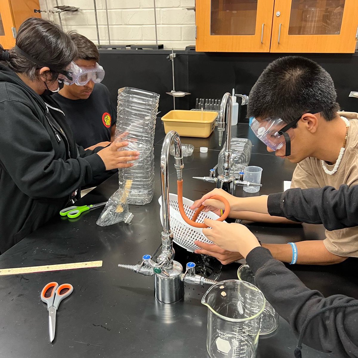 DrOsman_EDU's tweet photo. Getting our hands dirty in #APEnvironmental today 🪨 Ms. Morgan’s class began working on their Ecocolumn Lab 🌏Excited to see it grow over time and come to life 💫 Join us tonight at #RoadrunnerNation BTSN to see it in person 👏🏽👏🏽 https://t.co/q5IGo8gwWS