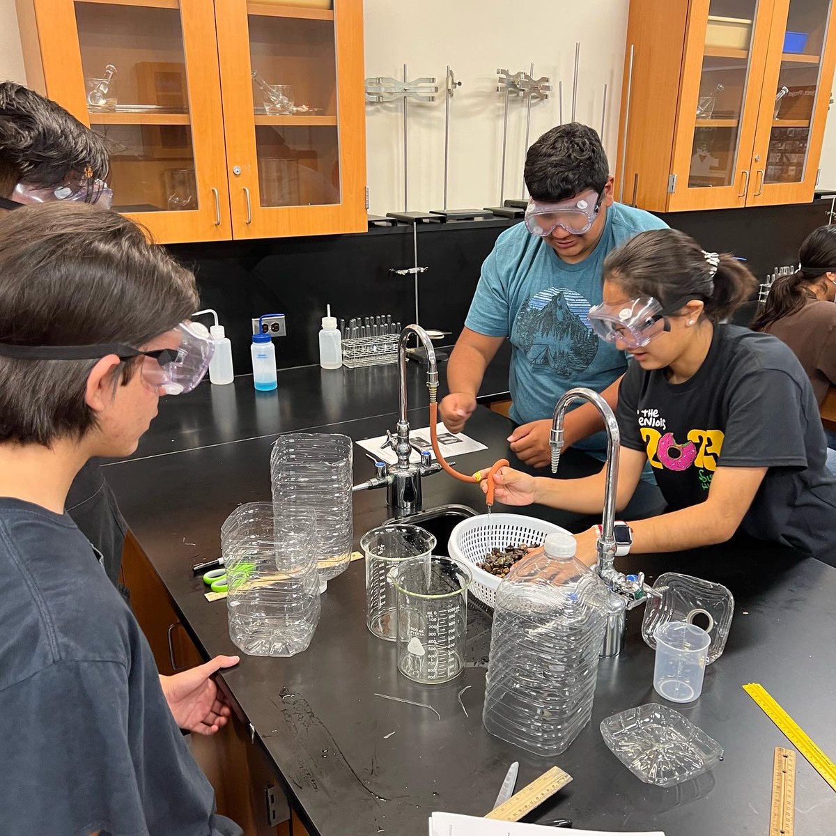 DrOsman_EDU's tweet photo. Getting our hands dirty in #APEnvironmental today 🪨 Ms. Morgan’s class began working on their Ecocolumn Lab 🌏Excited to see it grow over time and come to life 💫 Join us tonight at #RoadrunnerNation BTSN to see it in person 👏🏽👏🏽 https://t.co/q5IGo8gwWS
