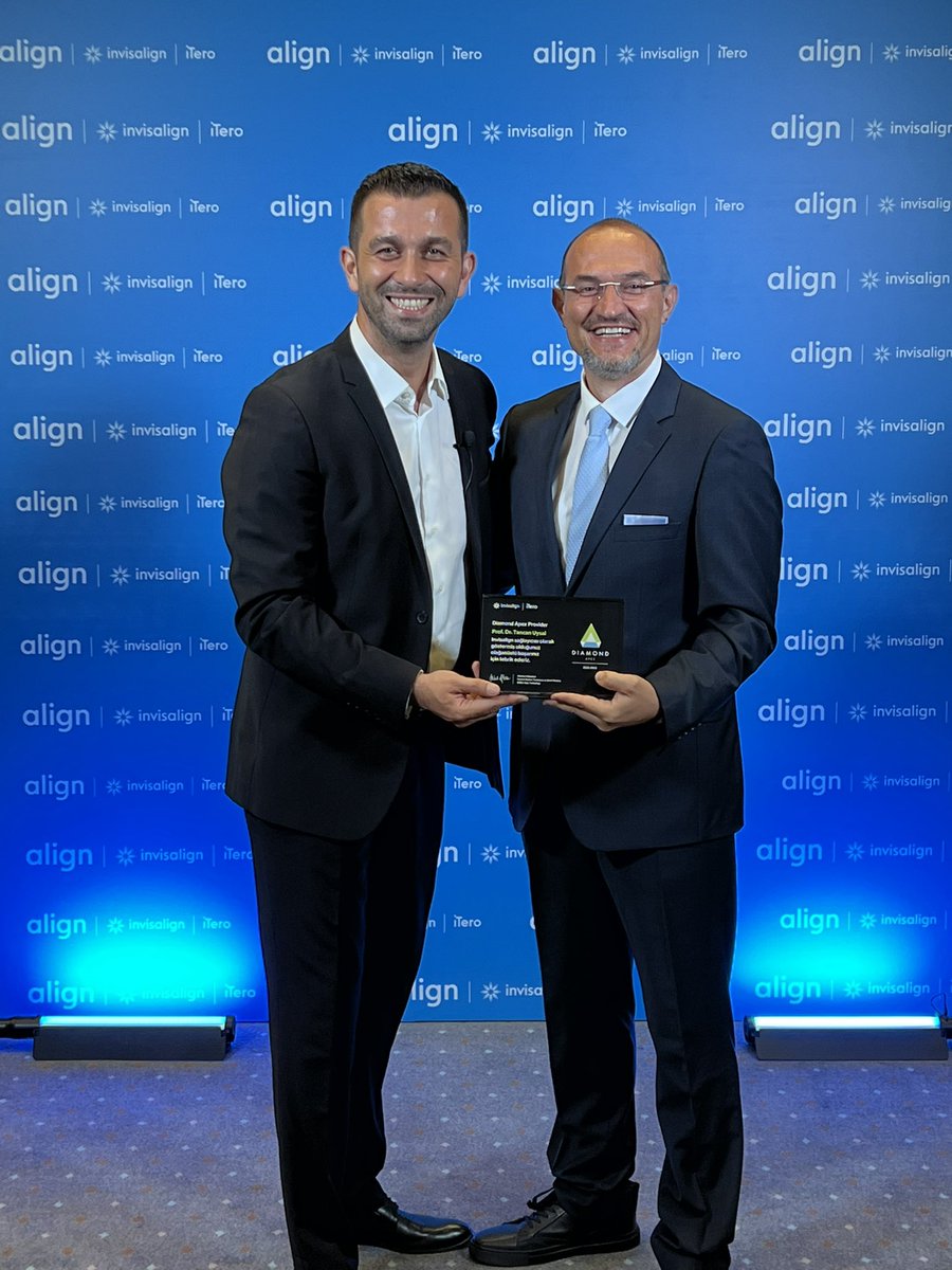 Türkiye’nin zirvesinde yer almaktan gurur ve mutluluk duyduk. Avrupa-Afrika-Orta Doğu Bölgesinde en yüksek sayıda şeffaf plaklarla hasta tedavi eden hekimlere verilen İnvisalign Diamond Apex Seviye ödül töreninden bir kare. Bize inanan güvenen herkese sonsuz teşekkürler 🧿💙.