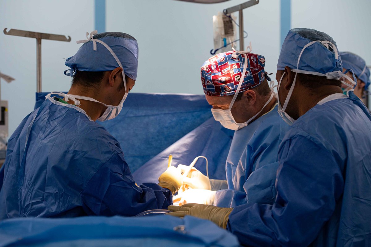 Ship and Sailors in the Solomon Islands🇸🇧for #PacificPartnership2022 
1) USNS Mercy at ⚓️ in Honiara
2) A #PP22 Sailor talks with a young member of the community
3) Doctors🩺👨🏽‍⚕️from the @USNavy, @ModJapan_en & #SolomonIslands perform surgery
@MSCSealift @USEmbassyPOM