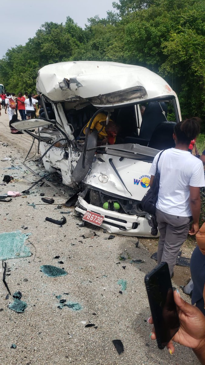 OmgColeal's tweet photo. #accident #trelawny #stann #buscrash https://t.co/Zfs4FZCt4d