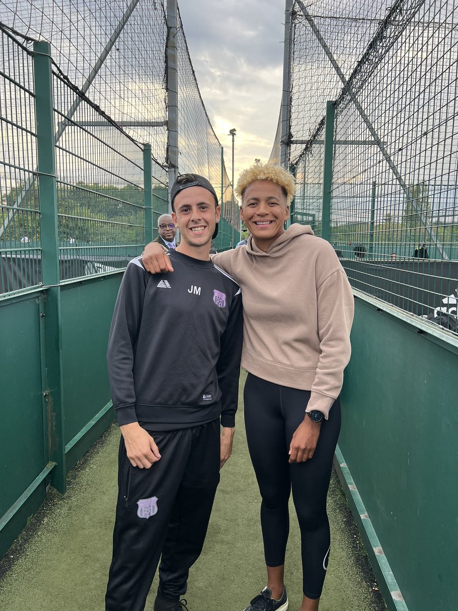 CoachJack99's tweet photo. Such a pleasure to have @_vwilliams_ down at our training tonight! Best of luck with the upcoming season and a massive thank you for giving our girls someone to look up to at the top level. A truly amazing role model! #WomensFootball #WSL #Haringey #Coaching #LetGirlsPlay https://t.co/q4o0bYLRoi
