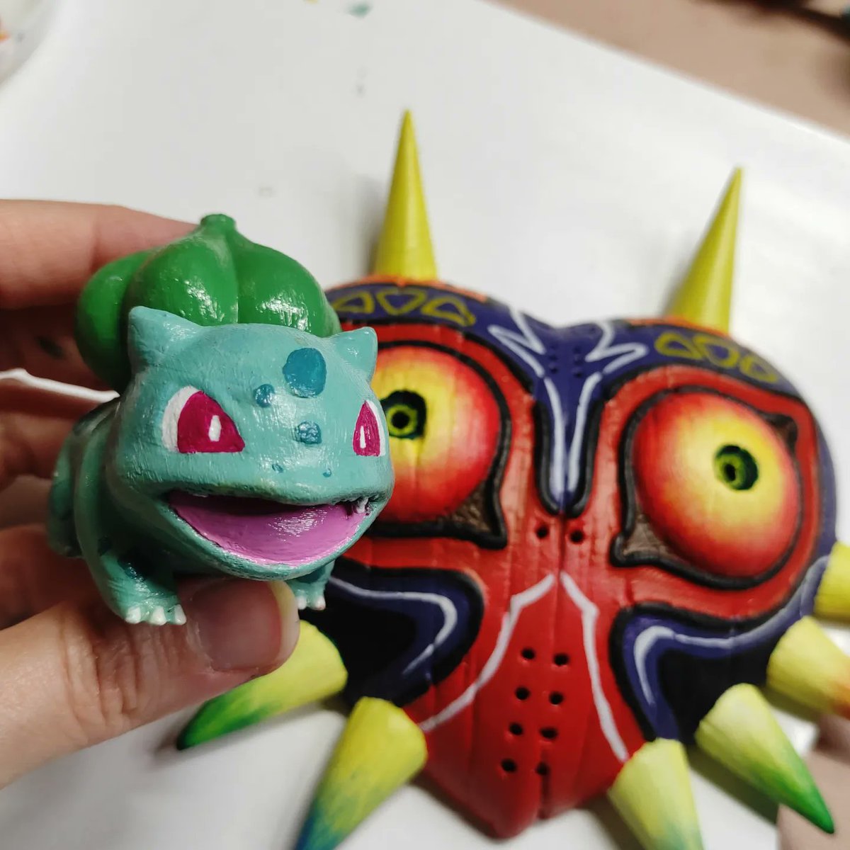 DarkEllve's tweet photo. Esta semana los streams han sido un poco diferente, he estado pintado figuritas de impresión 3D con acrílico! El lunes vuelvo con las acuarelas ❤️ #majorasmask #zelda #bulbasur  #3dprinting #acrylicpainting #darkelvestyle https://t.co/3v9Xa4hxbW
