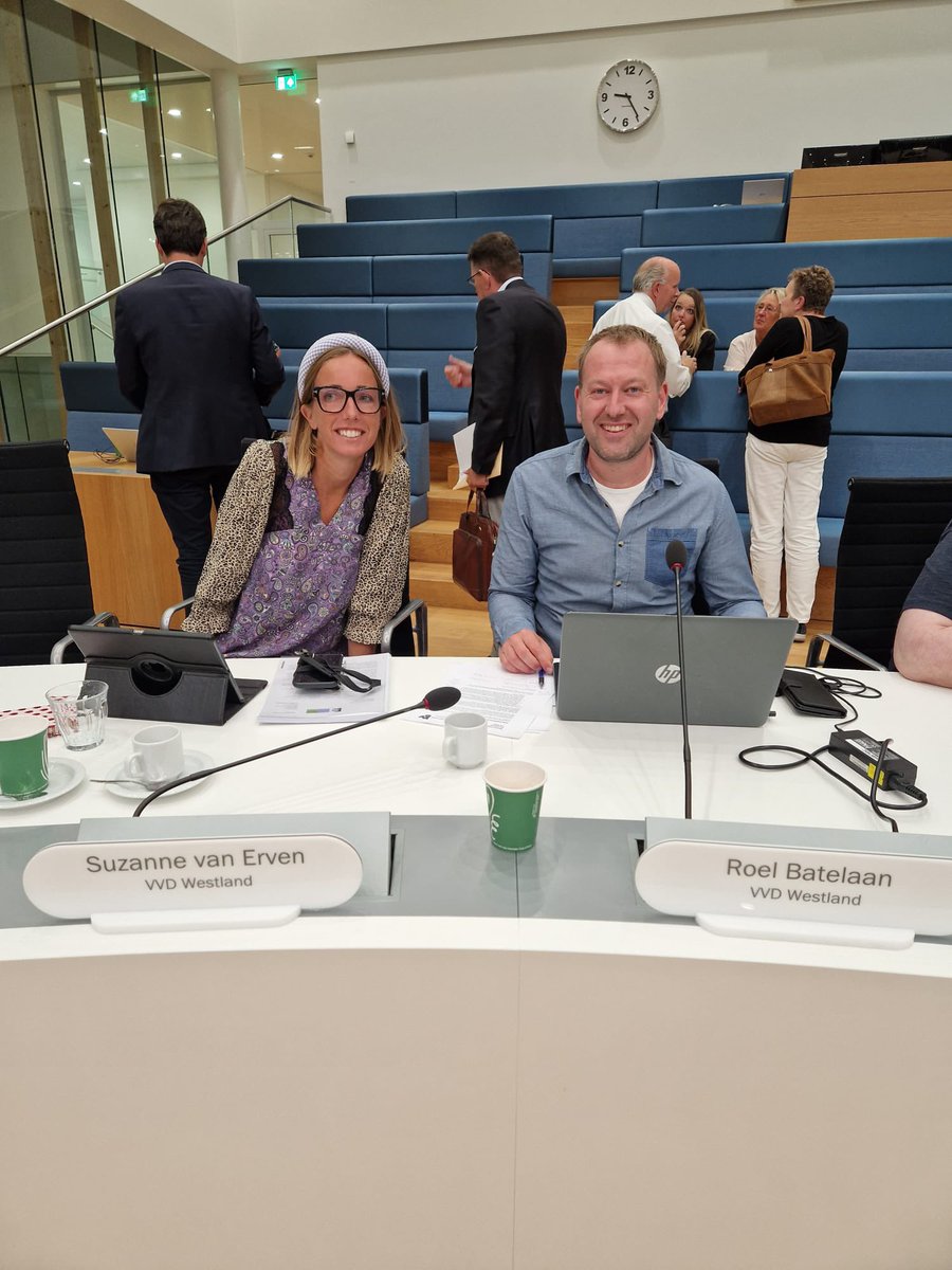 Vandaag na acht jaar teruggekeerd in de politieke arena van <a href="/GemWestland/">Gemeente Westland</a> . Samen met <a href="/suusz_1985/">Suzanne van Erven</a> <a href="/VVDWestland/">VVD Westland</a> vertegenwoordigd in de Cie. Bestuur en Economie! #wldebat #VVD
