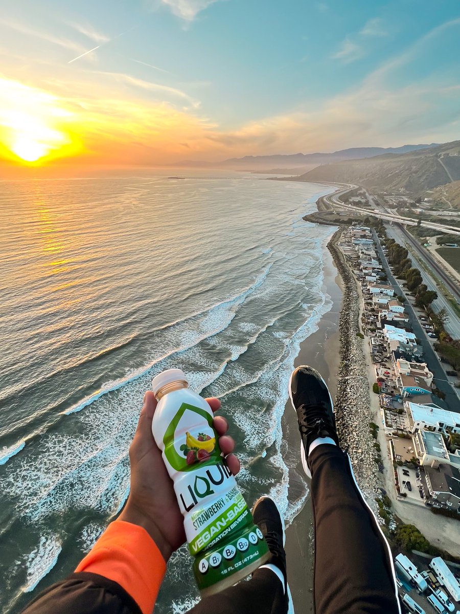 LHydration's tweet photo. The view from the top is so refreshing.
.
.

#hydrate #hydration #gymlife #fitnessmom #womeninbiz #Millennial #womenshistorymonth #BreaktheBias #paramotor #SkySports https://t.co/1kz8YqqmCY
