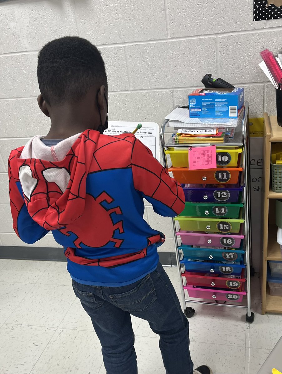 SmithJama's tweet photo. Ss hard at work learning about arrays and multiplication! @DCS_Overpark #MightyMustangs https://t.co/UXTEqVL2dp