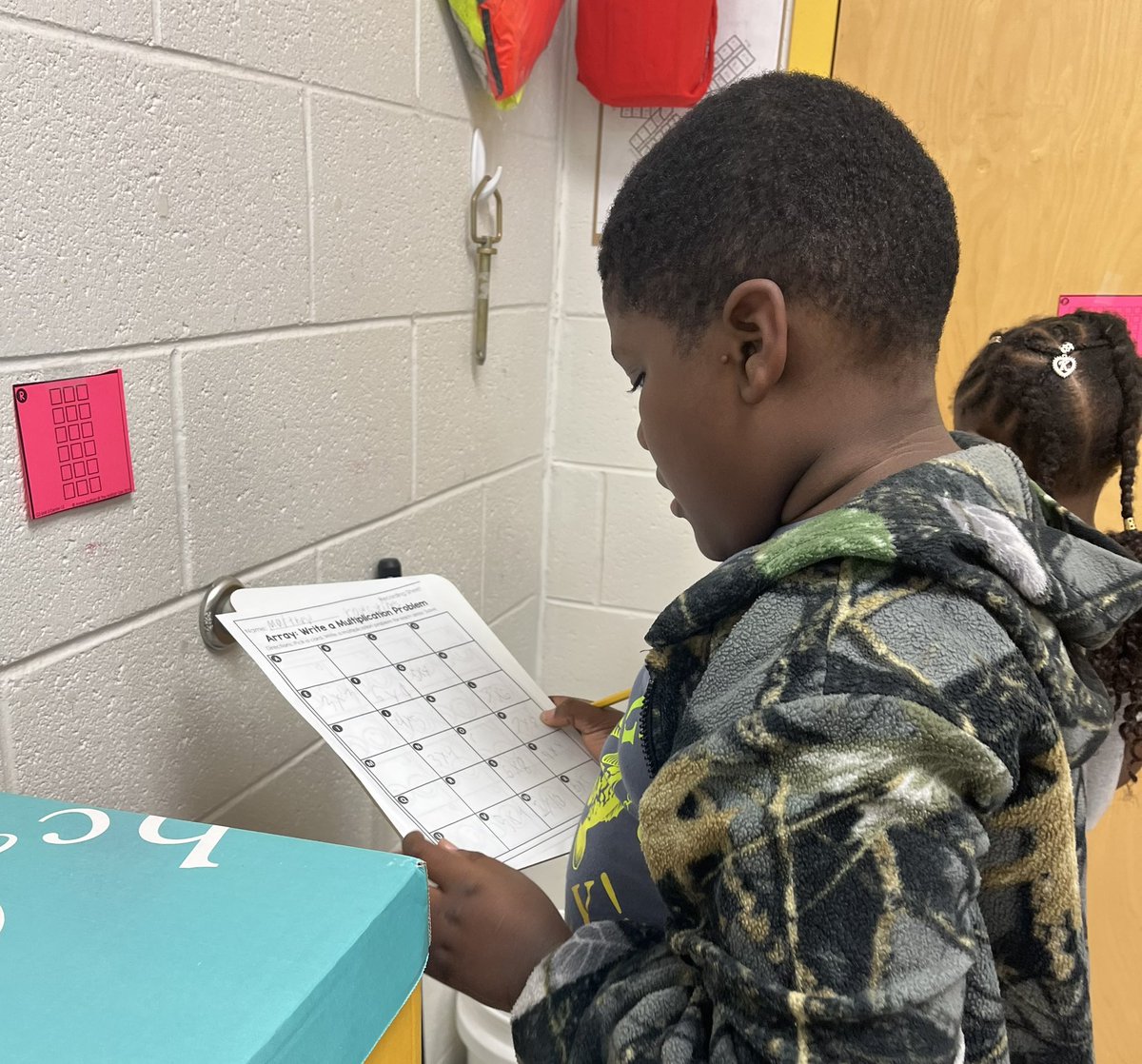 SmithJama's tweet photo. Ss hard at work learning about arrays and multiplication! @DCS_Overpark #MightyMustangs https://t.co/UXTEqVL2dp
