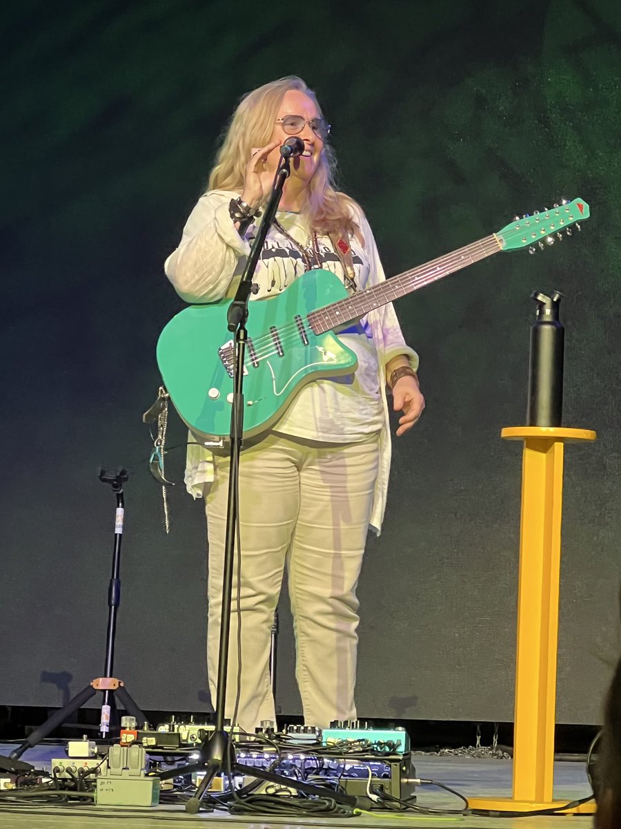 caryn_maroni's tweet photo. WHoaza no wonder @metheridge #LiveConcerts sound amazing @EtheridgeIsland #GuitarClinic Melissa demonstrated her #MANYMANY guitar pedals Amazing how unique sounding each pedal is I have even a greater admiration for her musicality talents 🤯 🎸🎶 #GuitarPedalPower https://t.co/oyiIN8IAMK