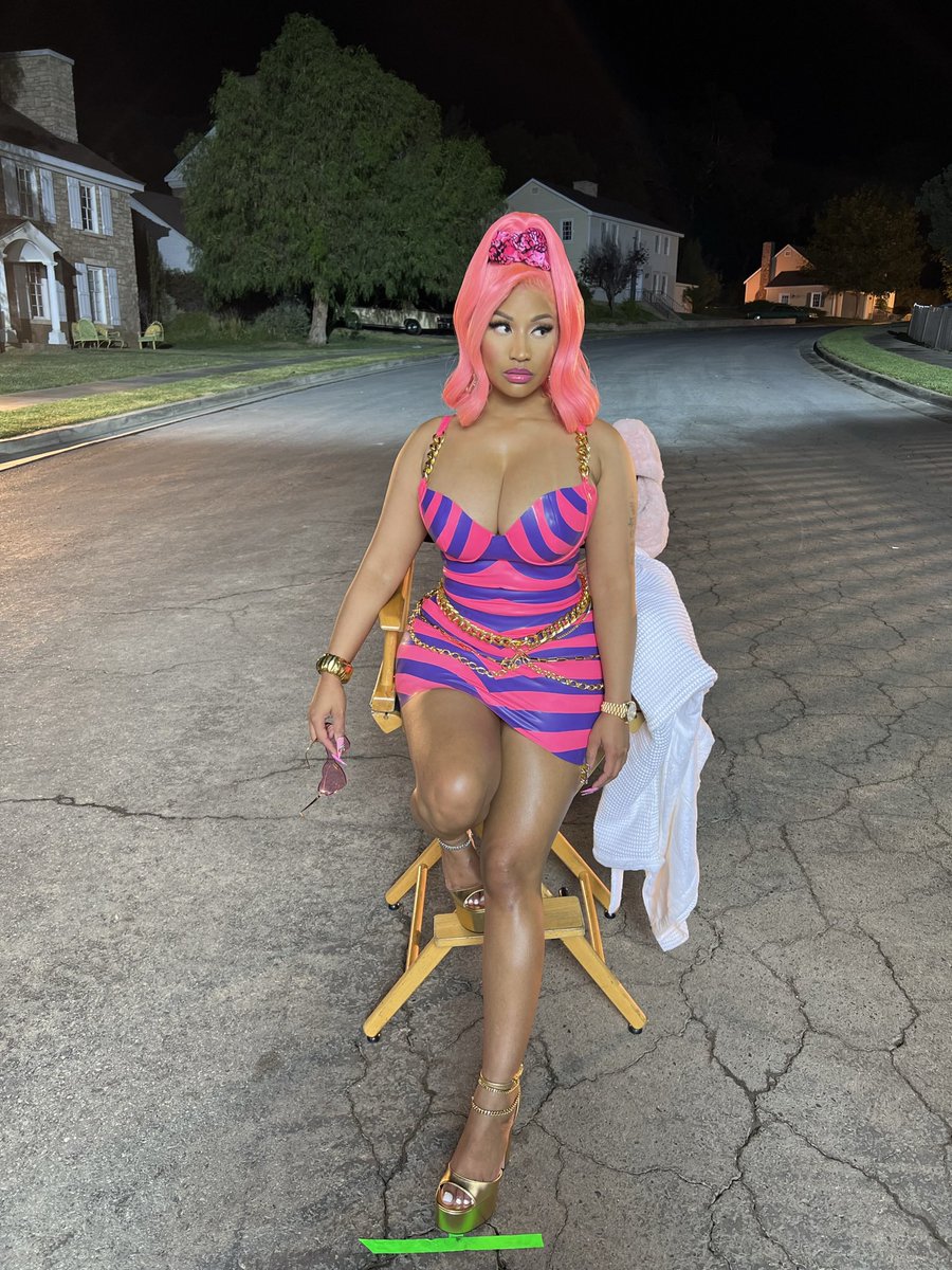 NICKIMINAJ's tweet photo. https://t.co/1y8Yayrb2g https://t.co/SWUfRXgOjv