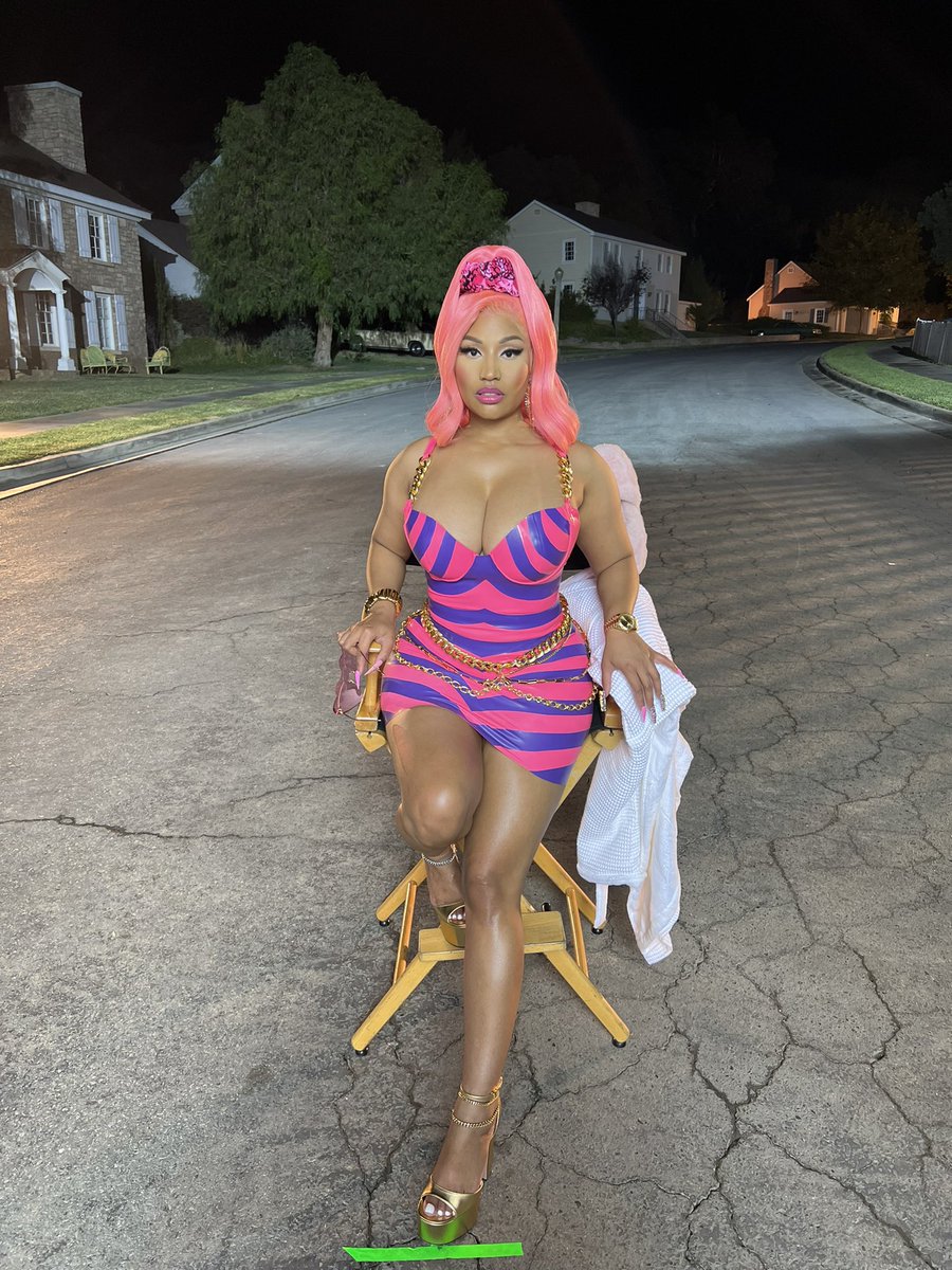 NICKIMINAJ's tweet photo. https://t.co/1y8Yayrb2g https://t.co/SWUfRXgOjv