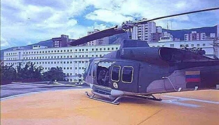 Venerotor's tweet photo. #TBT🔙📸 Bell 214 ST helicoptero presidencial 🇻🇪 en helipuerto de Miraflores, casa del presidente de Venezuela.
-
-
-
#InstaPilot #HelicopterPilot #InstaHelicopter #Heliporn #Chopper #Helicopteros #Venerotor #QAP #BellHelicopters #Bell214ST #GAT4 #Venezuela https://t.co/xyaxKM7nqH