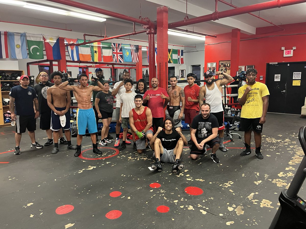 Boxingology's tweet image. We get good work @boxingologyllc we push together and we train together - 

Everyone pushes everyone and everyone goes home 🏠 happy- good sweat 😅 

#boxingology #team #boxingteam #teampicture