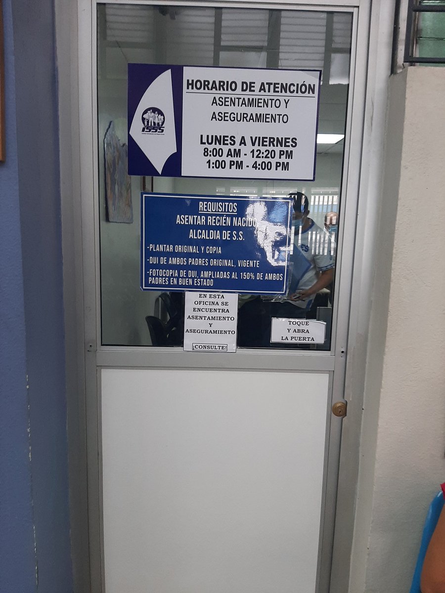 Erick_Ticas's tweet photo. Señores de @alcaldia_ss quiero hacer publica mi molestia porque quise hacer el trámite de asentar a mi hijo, después de estar un hora y media haciendo cola y sale la señora  3:25 p.m y dice que ya no me puede atender, porque no sale con los tiempos, si dice el letrero hasta las 4 https://t.co/uZ0Vs9BXmx