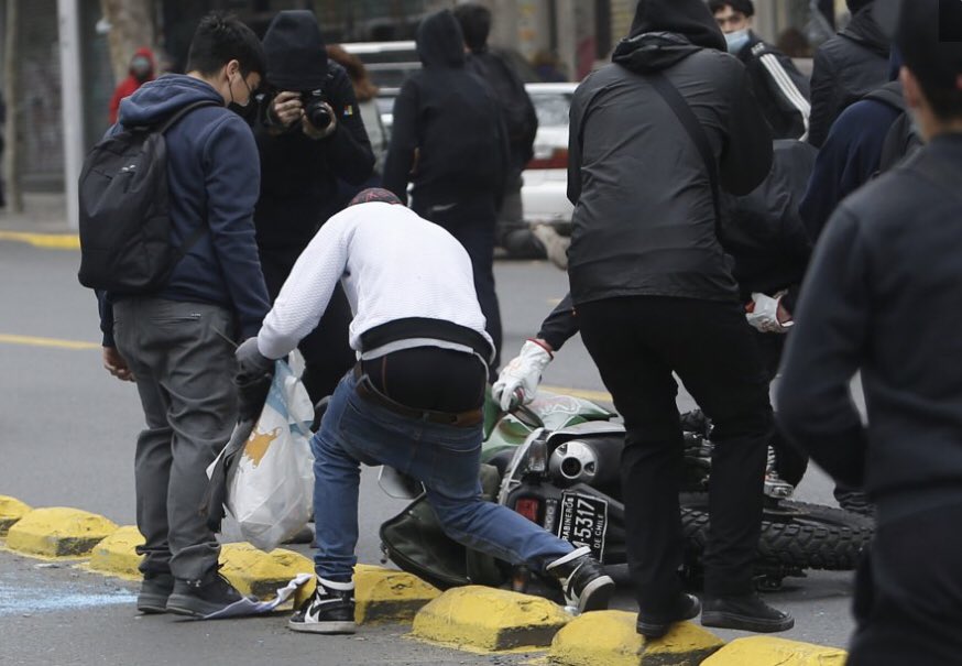 _GatVader_'s tweet photo. @NYC_prensa @anicolds @Emol Es el mismo en todos esos actoas vandalicos. El mismo q le roba al adulto mayor. Bolsa guantes zapatillas lo delatan. https://t.co/2bhazgQhqk