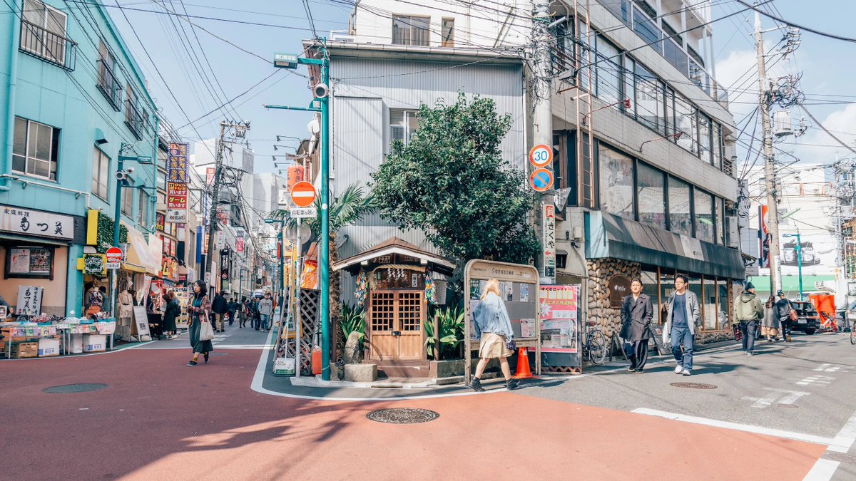 pushtheneedle's tweet photo. japan discourages car ownership with cities banning street parking over night. this opens their streets to be curbless, pedestrian oriented, and vibrant. in japan 80% of kids walk to school. in the US that's 10% 

listen to @99piorg's great podcast!

https://t.co/CCvZLQEye4 https://t.co/rnh7h7euEF