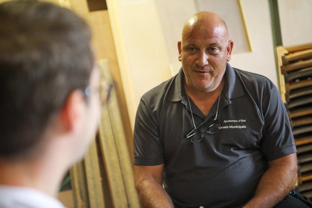 NacioGarrotxa's tweet photo. ENTREVISTA | Carles Bosch, cap de secció de la Birgada Municipal d'Olot:
🗣 «Per Festes ningú fa el seu ofici»
✍ @paumasoros 📸 @MartiAlbesa
#FDT22 #FestesND
https://t.co/POYsda8OnN https://t.co/89ouiWx3vG