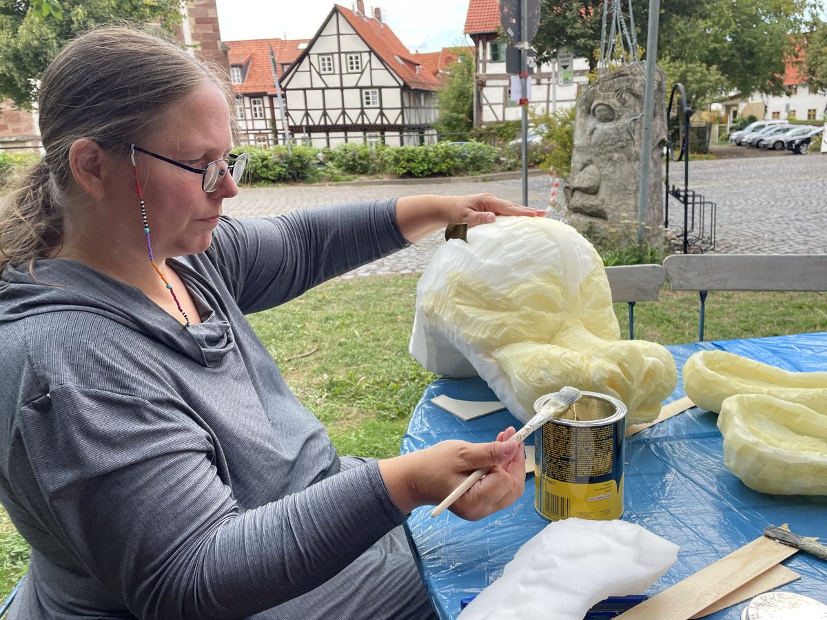 VDPVerband's tweet photo. Katzen in Northeim aufgepasst: Riesenmaus gesichtet! Am Samstagabend (3.9., 20 Uhr) wird sie erstmals einen Ausflug in die Stadt machen. Nicht allein - auch der Schmunzeldrache, das gehörnte Tier und der lustige Vogel werden sich zur "Nacht der Puppen" erstmals blicken lassen. https://t.co/QHr5etThhN